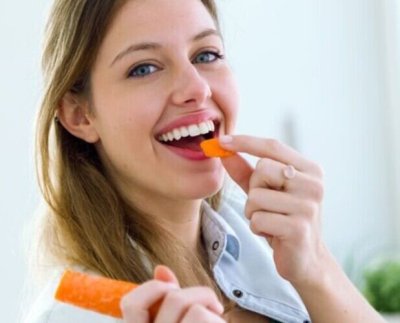 La zanahoria es un alimento beneficioso para la salud del cerebro ya que contiene potasio y fósforo. Relaja la mente y los nervios gracias a la energía que proporcionan dichos minerales.