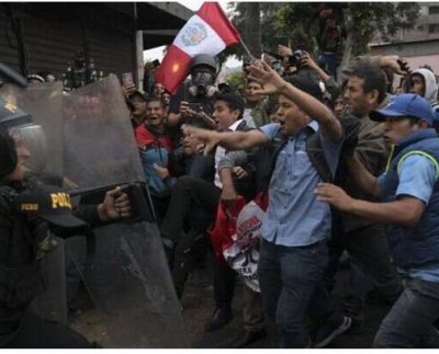 La Policía usó bombas lacrimógenas para dispersar a los manifestantes que llegaron hasta los exteriores del Parlamento