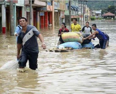 Las calles de la localidad de Chone al norte de Manabí continúan inundadas y cerca de mil 400 estudiantes dejarán de asistir a las aulas