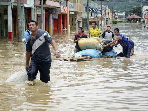 Las calles de la localidad de Chone al norte de Manabí continúan inundadas y cerca de mil 400 estudiantes dejarán de asistir a las aulas