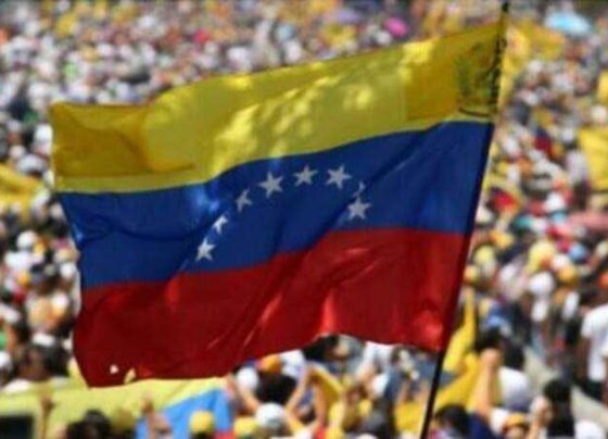 Venezuela sigue enfrentando una crisis compleja y controvertida donde los intereses internacionales y las luchas de poder político continúan afectando a millones de ciudadanos.