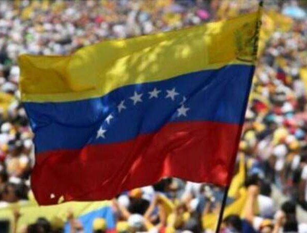 Venezuela sigue enfrentando una crisis compleja y controvertida donde los intereses internacionales y las luchas de poder político continúan afectando a millones de ciudadanos.