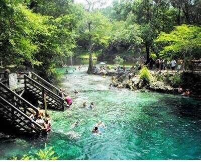 En su territorio existen 700 manantiales ríos subterráneos y navegables que son catalogados como maravillas naturales del mundo.