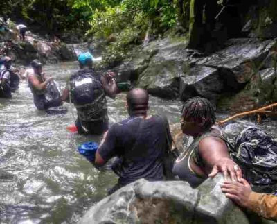 Las personas en movimiento a menudo se ven obligadas a cruzar las fronteras a través de puntos críticos específicos donde las condiciones son dramáticas y las vulnerabilidades se incrementan