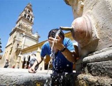 Alerta general de los servicios sanitarios y de prevención por calor extremo en ocho Comunidades Autónomas españolas.