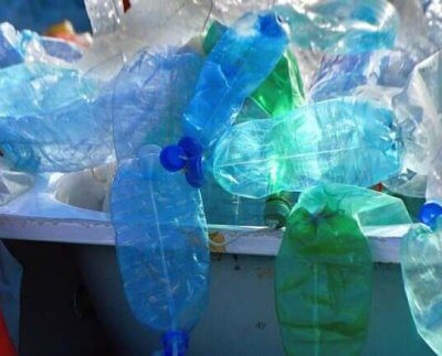 Investigadores de la Universidad de Cambridge desarrollaron un reactor alimentado por energía solar que convierte el CO2 capturado y los desechos plásticos en combustibles sostenibles