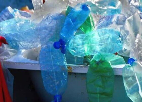 Investigadores de la Universidad de Cambridge desarrollaron un reactor alimentado por energía solar que convierte el CO2 capturado y los desechos plásticos en combustibles sostenibles