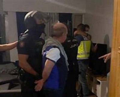 El juez Alvin Hallerstein ordenó a la Fiscalía entregar todas las pruebas en un plazo de noventa días.