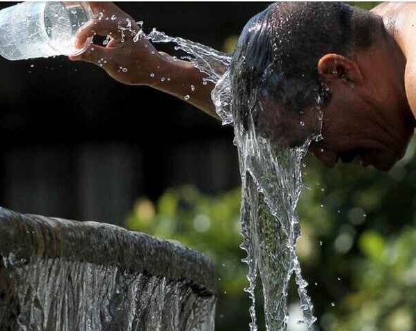 Un golpe de calor puede ser provocado por un sobreesfuerzo físico en un ambiente caluroso.