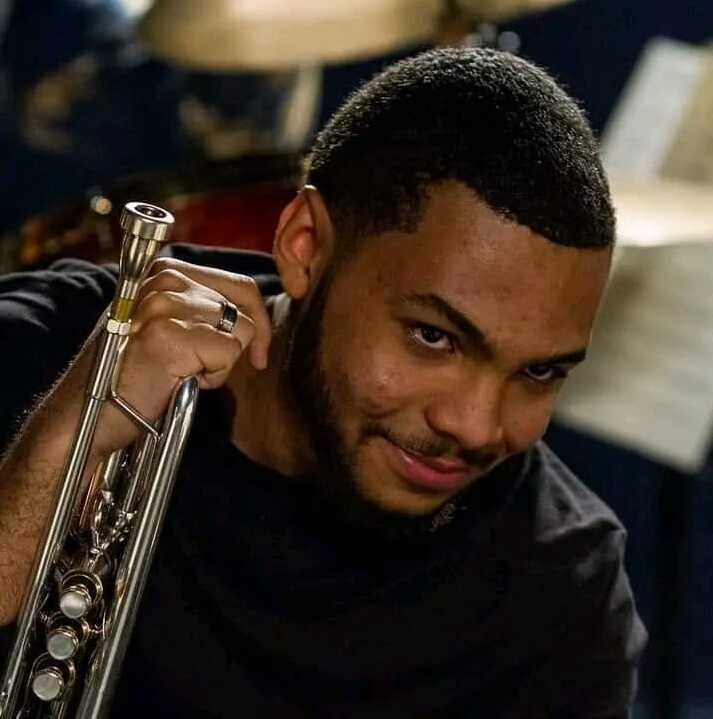 Hervey es un artista con firmes raíces musicales que se esfuerza por comprender el pasado y al mismo tiempo dar sentido al Jazz en nuestro presente y sin repetir los trabajos del Jazz clásico.