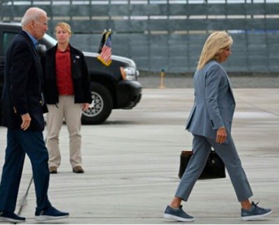El presidente de EEUU, Joe Biden y la primera dama Jill Biden recorrieron este lunes la ciudad hawaiana de Maui que fue devastada este mes por un incendio forestal.