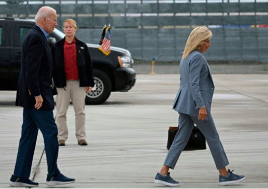 El presidente de EEUU, Joe Biden y la primera dama Jill Biden recorrieron este lunes la ciudad hawaiana de Maui que fue devastada este mes por un incendio forestal.