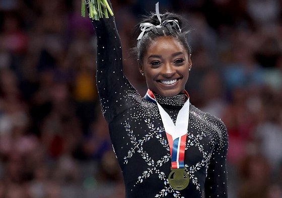 Simone Biles regresó hace un mes a las competencias luego de un breve retiro, tras sufrir varios episodios de ansiedad en el 2021