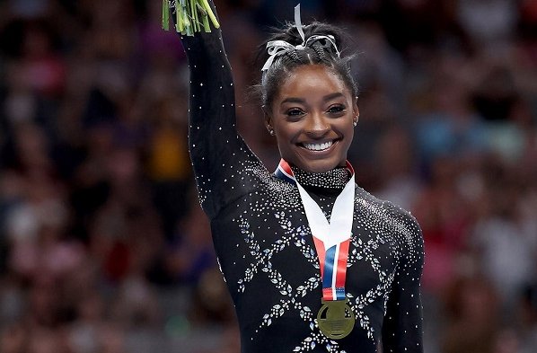 Simone Biles regresó hace un mes a las competencias luego de un breve retiro, tras sufrir varios episodios de ansiedad en el 2021