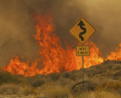Los bomberos contuvieron parcialmente este martes 1 de agosto un enorme incendio que comenzó en una reserva de vida silvestre en California y se extendió a Nevada