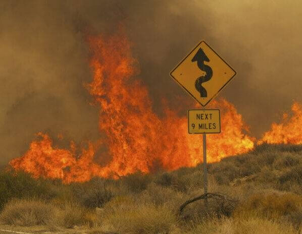 Los bomberos contuvieron parcialmente este martes 1 de agosto un enorme incendio que comenzó en una reserva de vida silvestre en California y se extendió a Nevada