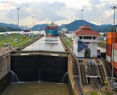 Canal de Panamá busca desesperadamente agua para no cerrar operaciones Con un llamado urgente, el administrador del Canal de Panamá, Ricaurte Vásquez, habló durante una conferencia de prensa en la sede de la administración del Canal de Panamá. El Canal de Panamá está buscando desesperadamente agua para no morir, pues la disminución de las lluvias por el cambio climático y el fenómeno de El Niño amenazan con secar la vía que mueve casi el 6% del comercio marítimo mundial. "La gran desventaja que tiene el Canal de Panamá como ruta marítima es el hecho de que nosotros operamos con agua dulce, mientras que las otras rutas marítimas [como el Canal de Suez] utilizan agua de mar", dijo este jueves el administrador del Canal, Ricaurte Vásquez. Debido a la escasez de lluvias, el Canal restringió el calado de los buques, lo que causará una merma de 200 millones de dólares en sus ingresos en 2024. En tanto, la proyección para este año está estimada en 4.900 millones de dólares, indicó Vásquez. "Tenemos que encontrar soluciones para poder seguir siendo una ruta relevante para el servicio al comercio internacional. Si no nos adaptamos, entonces vamos a fallecer", indicó en una presentación ante la prensa. El calado fue restringido hace unos meses a 43 pies (13,11 metros), dos menos de los que antes permitía esta vía inaugurada por Estados Unidos en 1914 y en manos panameñas desde el 31 de diciembre de 1999. "La severidad de esta crisis es atípica, es muy alta. Así que vamos a pensar que nosotros, desde aquí hasta 30 de septiembre del próximo año, debemos estar operando con restricciones de calado", dijo Vásquez. De 40 buques en promedio que cruzaban cada día en 2022, ahora pasan 32 para ahorrar agua, la fuente de energía que mueve los barcos en las esclusas. Por cada nave se vierten 200 millones de litros al mar. Desde 1914, más de un millón de naves han cruzado la vía, cuyos principales usuarios son Estados Unidos, China, Japón y Chile. Debido al menor calado, algunos mercantes descargan cientos de contenedores en el puerto pacífico de Balboa y vuelven a cargarlos en Colón (Caribe), tras cruzar el Canal. Los contenedores son llevados en ferrocarril de una costa de Panamá a la otra, lo que implica demoras aunque no necesariamente mayores costos a las navieras, pues aunque deben costear el transporte en tren, pagan un peaje inferior en el Canal porque llevan menos carga. Limitarán el paso de buques por el canal de Panamá: temen impacto en la economía mundial. Vásquez dijo que el mercante "Ever Max", con bandera de Singapur, usó esta modalidad esta semana, lo que no impidió que lograra el récord de ser la nave con más carga que ha cruzado la vía: 17.000 contenedores tras pagar 1,5 millones de dólares en peaje. Menos ingresos El administrador expresó que "la falta de agua, solamente medido en términos de peajes, ya da un precio de 200 millones de balboas" (dólares) menos en ingresos en 2024. De prolongarse la sequía y el límite de calado, el Canal se arriesga a perder clientes, porque las navieras "pueden optar por otras rutas, sabemos que ese riesgo existe", señaló. "Pero creemos que si les encontramos una solución relativamente pronto, no necesariamente que se construya inmediatamente [la solución], pero que el mercado sepa que efectivamente se está procediendo con eso, se debe aliviar la preocupación de largo plazo", añadió. - Tres ciudades - La falta de lluvias ha causado además un aumento de la salinidad en el agua de la vía interoceánica, lo que genera otros inconvenientes. La cuenca hidrográfica del Canal, formada por los lagos Gatún, Alhajuela y varios ríos, abastece de agua también a tres ciudades, incluida la capital, donde vive la mitad de la población del país. "Cada vez que abrimos la compuerta que da al mar se mezcla agua de mar con agua dulce y entre mayor la compuerta [...], mayor el volumen de agua salada que entra al sistema", indicó Vásquez. "Ese nivel de agua salada tenemos que mantenerlo dentro de cierto rango, porque las plantas potabilizadoras no tienen capacidad de desalinización", agregó. Descartada agua de mar En las esclusas los buques son elevados 26 metros sobre el nivel del mar para cruzar el istmo y luego son bajados a su llegada al otro océano. El agua entra y sale de las enormes tinas por gravedad. A pesar de la escasez de agua dulce, está descartada la opción de que el Canal emplee agua de mar, pues implicaría grandes excavaciones. "Suez era mucho más plano y era arena. En el caso nuestro, es roca y hay una cordillera no muy alta, pero hay una cordillera y eso representa el reto", explicó Vásquez. En 1881 comenzó un primer intento de abrir un canal a nivel del mar en Panamá, a cargo del francés Ferdinand de Lesseps, el constructor de Suez. La obra quedó paralizada por problemas técnicos, financieros y enfermedades tropicales que mataron a miles de obreros. Un cuarto de siglo después, la construcción la retomó Estados Unidos, que agregó las esclusas y tardó 10 años en terminarla.
