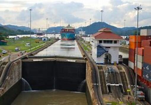 Canal de Panamá busca desesperadamente agua para no cerrar operaciones Con un llamado urgente, el administrador del Canal de Panamá, Ricaurte Vásquez, habló durante una conferencia de prensa en la sede de la administración del Canal de Panamá. El Canal de Panamá está buscando desesperadamente agua para no morir, pues la disminución de las lluvias por el cambio climático y el fenómeno de El Niño amenazan con secar la vía que mueve casi el 6% del comercio marítimo mundial. "La gran desventaja que tiene el Canal de Panamá como ruta marítima es el hecho de que nosotros operamos con agua dulce, mientras que las otras rutas marítimas [como el Canal de Suez] utilizan agua de mar", dijo este jueves el administrador del Canal, Ricaurte Vásquez. Debido a la escasez de lluvias, el Canal restringió el calado de los buques, lo que causará una merma de 200 millones de dólares en sus ingresos en 2024. En tanto, la proyección para este año está estimada en 4.900 millones de dólares, indicó Vásquez. "Tenemos que encontrar soluciones para poder seguir siendo una ruta relevante para el servicio al comercio internacional. Si no nos adaptamos, entonces vamos a fallecer", indicó en una presentación ante la prensa. El calado fue restringido hace unos meses a 43 pies (13,11 metros), dos menos de los que antes permitía esta vía inaugurada por Estados Unidos en 1914 y en manos panameñas desde el 31 de diciembre de 1999. "La severidad de esta crisis es atípica, es muy alta. Así que vamos a pensar que nosotros, desde aquí hasta 30 de septiembre del próximo año, debemos estar operando con restricciones de calado", dijo Vásquez. De 40 buques en promedio que cruzaban cada día en 2022, ahora pasan 32 para ahorrar agua, la fuente de energía que mueve los barcos en las esclusas. Por cada nave se vierten 200 millones de litros al mar. Desde 1914, más de un millón de naves han cruzado la vía, cuyos principales usuarios son Estados Unidos, China, Japón y Chile. Debido al menor calado, algunos mercantes descargan cientos de contenedores en el puerto pacífico de Balboa y vuelven a cargarlos en Colón (Caribe), tras cruzar el Canal. Los contenedores son llevados en ferrocarril de una costa de Panamá a la otra, lo que implica demoras aunque no necesariamente mayores costos a las navieras, pues aunque deben costear el transporte en tren, pagan un peaje inferior en el Canal porque llevan menos carga. Limitarán el paso de buques por el canal de Panamá: temen impacto en la economía mundial. Vásquez dijo que el mercante "Ever Max", con bandera de Singapur, usó esta modalidad esta semana, lo que no impidió que lograra el récord de ser la nave con más carga que ha cruzado la vía: 17.000 contenedores tras pagar 1,5 millones de dólares en peaje. Menos ingresos El administrador expresó que "la falta de agua, solamente medido en términos de peajes, ya da un precio de 200 millones de balboas" (dólares) menos en ingresos en 2024. De prolongarse la sequía y el límite de calado, el Canal se arriesga a perder clientes, porque las navieras "pueden optar por otras rutas, sabemos que ese riesgo existe", señaló. "Pero creemos que si les encontramos una solución relativamente pronto, no necesariamente que se construya inmediatamente [la solución], pero que el mercado sepa que efectivamente se está procediendo con eso, se debe aliviar la preocupación de largo plazo", añadió. - Tres ciudades - La falta de lluvias ha causado además un aumento de la salinidad en el agua de la vía interoceánica, lo que genera otros inconvenientes. La cuenca hidrográfica del Canal, formada por los lagos Gatún, Alhajuela y varios ríos, abastece de agua también a tres ciudades, incluida la capital, donde vive la mitad de la población del país. "Cada vez que abrimos la compuerta que da al mar se mezcla agua de mar con agua dulce y entre mayor la compuerta [...], mayor el volumen de agua salada que entra al sistema", indicó Vásquez. "Ese nivel de agua salada tenemos que mantenerlo dentro de cierto rango, porque las plantas potabilizadoras no tienen capacidad de desalinización", agregó. Descartada agua de mar En las esclusas los buques son elevados 26 metros sobre el nivel del mar para cruzar el istmo y luego son bajados a su llegada al otro océano. El agua entra y sale de las enormes tinas por gravedad. A pesar de la escasez de agua dulce, está descartada la opción de que el Canal emplee agua de mar, pues implicaría grandes excavaciones. "Suez era mucho más plano y era arena. En el caso nuestro, es roca y hay una cordillera no muy alta, pero hay una cordillera y eso representa el reto", explicó Vásquez. En 1881 comenzó un primer intento de abrir un canal a nivel del mar en Panamá, a cargo del francés Ferdinand de Lesseps, el constructor de Suez. La obra quedó paralizada por problemas técnicos, financieros y enfermedades tropicales que mataron a miles de obreros. Un cuarto de siglo después, la construcción la retomó Estados Unidos, que agregó las esclusas y tardó 10 años en terminarla.