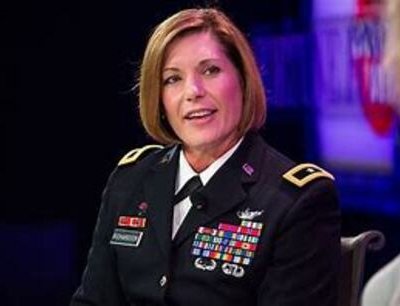 La general Richardson está acompañada del director de la Administración Nacional de Aeronáutica y el Espacio de Estados Unidos Bill Nelson.