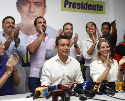 Tiene un título en Administración de Negocios y otro en Administración Pública. Así como una maestría de Gobernanza y Comunicación Política de la Universidad George Washington.