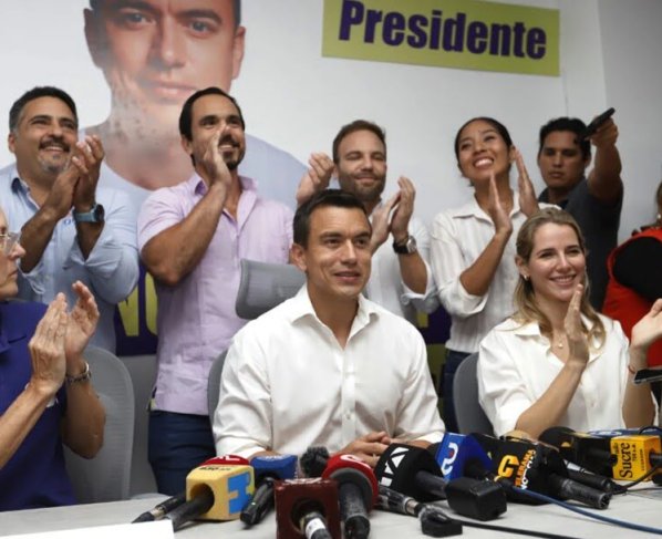 Tiene un título en Administración de Negocios y otro en Administración Pública. Así como una maestría de Gobernanza y Comunicación Política de la Universidad George Washington.