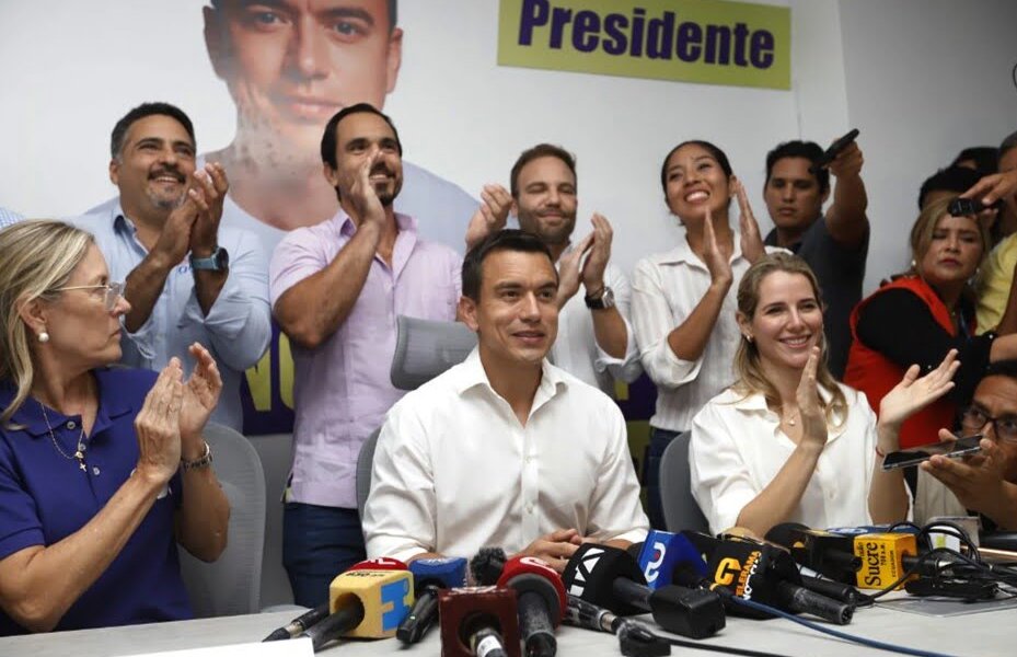 Tiene un título en Administración de Negocios y otro en Administración Pública. Así como una maestría de Gobernanza y Comunicación Política de la Universidad George Washington.