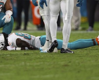 El jugador Daewood Davis sufrió una conmoción cerebral durante el tercer partido de pretemporada de Miami Dolphins