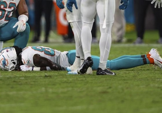 El jugador Daewood Davis sufrió una conmoción cerebral durante el tercer partido de pretemporada de Miami Dolphins