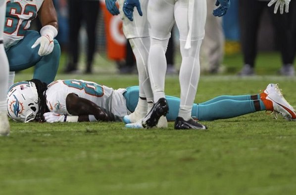 El jugador Daewood Davis sufrió una conmoción cerebral durante el tercer partido de pretemporada de Miami Dolphins