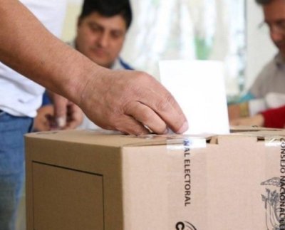 En la jornada de este domingo que comenzó a las 07:00 hora local (12:00 GMT) y durará diez horas hasta las 17:00 hora local (22:00 GMT) los ecuatorianos también votarán en dos plebiscitos sobre petróleo y minería en reservas naturales.