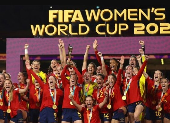 España se convirtió en campeona del mundial de fútbol de la FIFA tras vencer a Inglaterra 1-0 en un partido que en términos generales dominó