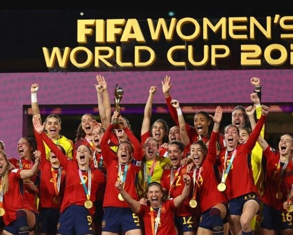 España se convirtió en campeona del mundial de fútbol de la FIFA tras vencer a Inglaterra 1-0 en un partido que en términos generales dominó
