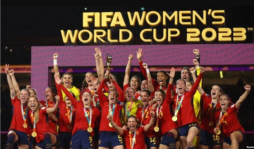 España se convirtió en campeona del mundial de fútbol de la FIFA tras vencer a Inglaterra 1-0 en un partido que en términos generales dominó