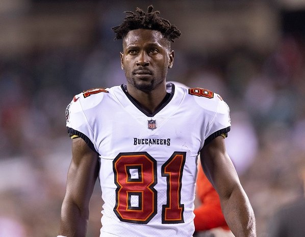 El tribunal de Florida indicó que el exreceptor de Pittsburgh Steelers dejó de pagar $15.000 por pago de manutención de su bebé