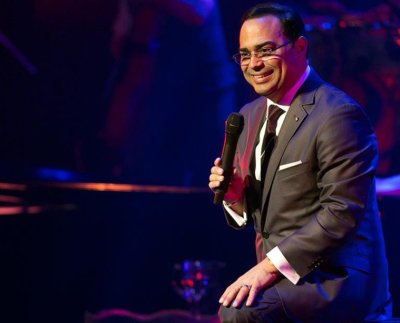 A los 12 años organizó una agrupación de aficionados dando sus primeros pasos en el género de la música tropical. Dos años más tarde recibió del maestro Mario Ortiz la primera oportunidad para grabar profesionalmente.