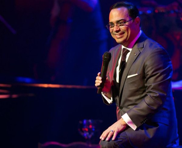 A los 12 años organizó una agrupación de aficionados dando sus primeros pasos en el género de la música tropical. Dos años más tarde recibió del maestro Mario Ortiz la primera oportunidad para grabar profesionalmente.