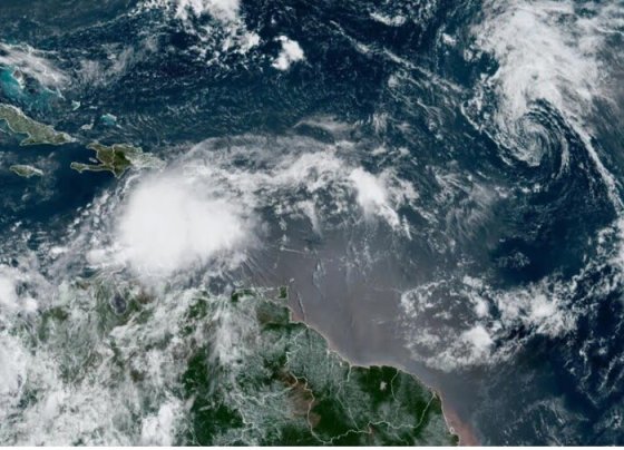 La tormenta tropical Franklin azotó el mar Caribe mientras las autoridades de Haití y República Dominicana advirtieron a los residentes que se prepararan