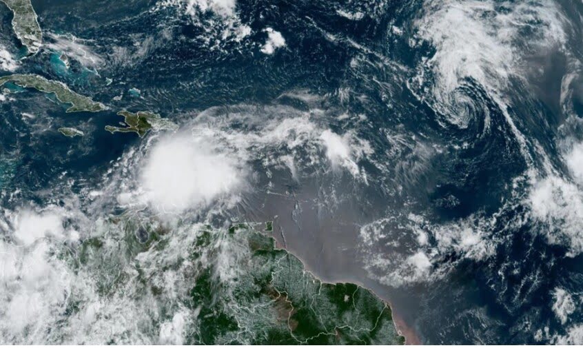 La tormenta tropical Franklin azotó el mar Caribe mientras las autoridades de Haití y República Dominicana advirtieron a los residentes que se prepararan