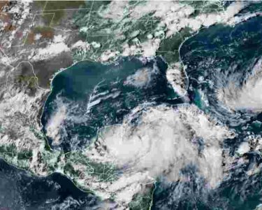 El Centro Nacional de Huracanes pronostica que el ciclón Idalia podría llegar a las costas de la Florida como un potente huracán de categoría 3.