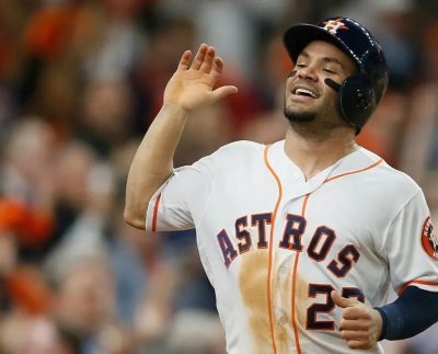 Con esta hazaña Altuve se convirtió en el tercer jugador de la historia de los Astros de Houston en conectar dos mil imparables de por vida.