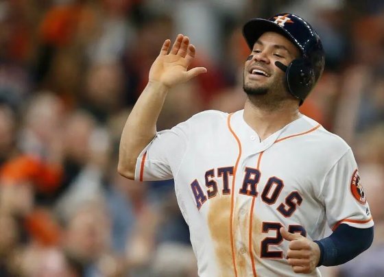 Con esta hazaña Altuve se convirtió en el tercer jugador de la historia de los Astros de Houston en conectar dos mil imparables de por vida.