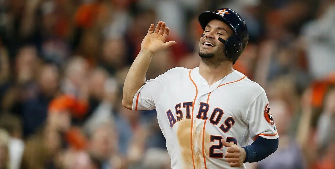 Con esta hazaña Altuve se convirtió en el tercer jugador de la historia de los Astros de Houston en conectar dos mil imparables de por vida.