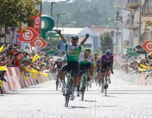 El ciclista venezolano Leangel Linarez logró su segunda victoria consecutiva de etapa y es líder de la Vuelta a Portugal.