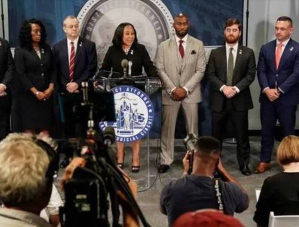 De los 13 cargos estatales de los que Trump está acusado en Georgia sólo uno tiene que ver con esa ley de la mafia pero podría ser uno de los más graves