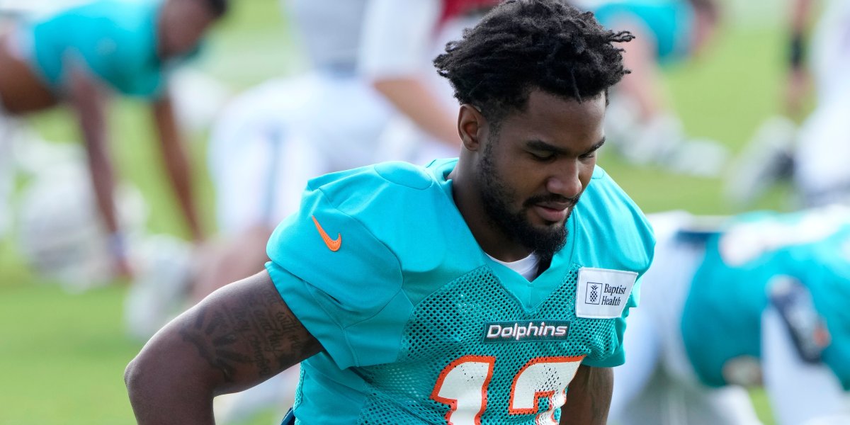 Miami Dolphins informó que el receptor abierto Jaylen Wadle sufrió un dolor del lado derecho de su cuerpo por lo que tuvo que salir del compromiso