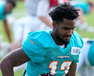 Miami Dolphins informó que el receptor abierto Jaylen Wadle sufrió un dolor del lado derecho de su cuerpo por lo que tuvo que salir del compromiso