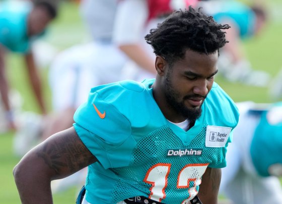 Miami Dolphins informó que el receptor abierto Jaylen Wadle sufrió un dolor del lado derecho de su cuerpo por lo que tuvo que salir del compromiso