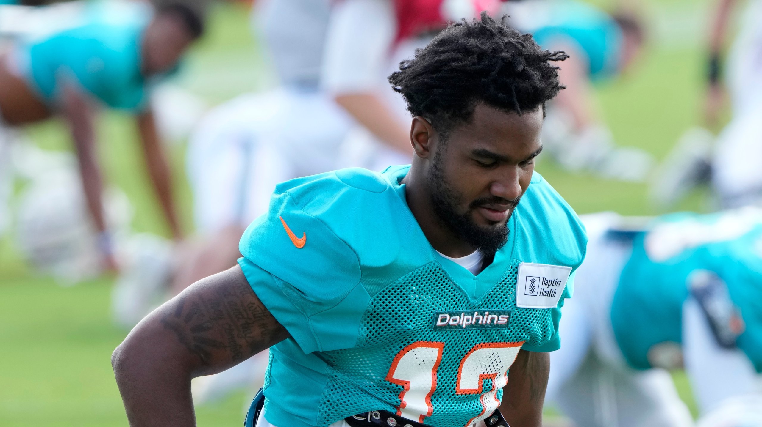 Miami Dolphins informó que el receptor abierto Jaylen Wadle sufrió un dolor del lado derecho de su cuerpo por lo que tuvo que salir del compromiso