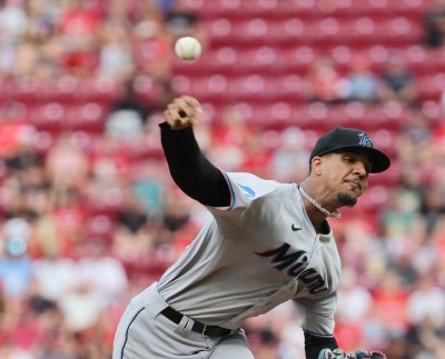 Christian Encarnación y Joe Votto fueron pieza clave para los Rojos de Cincinnati al sacarla del parque ante el lanzador de Miami Marlins