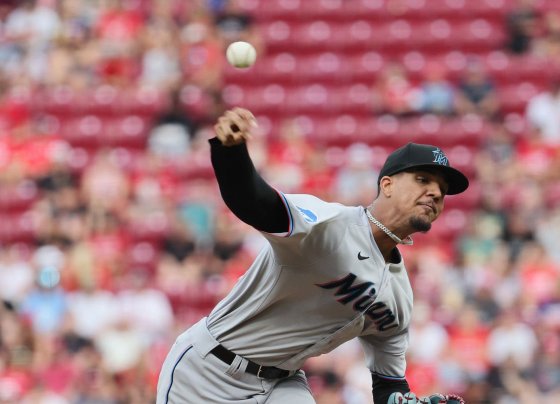 Christian Encarnación y Joe Votto fueron pieza clave para los Rojos de Cincinnati al sacarla del parque ante el lanzador de Miami Marlins